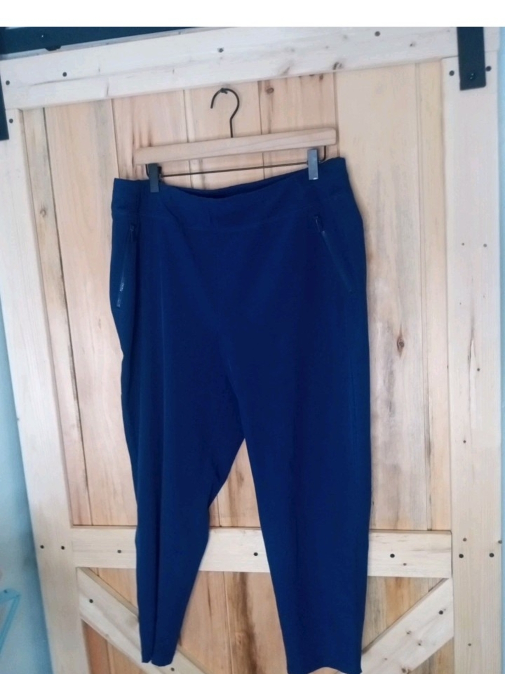 Chico's Navy Zenergy cropped Zip Pockets Activewear Pants Size 12